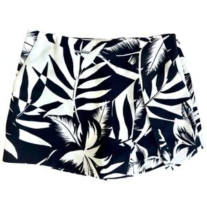 Express Mini skort. Black and white tropical pattern. Low waisted.